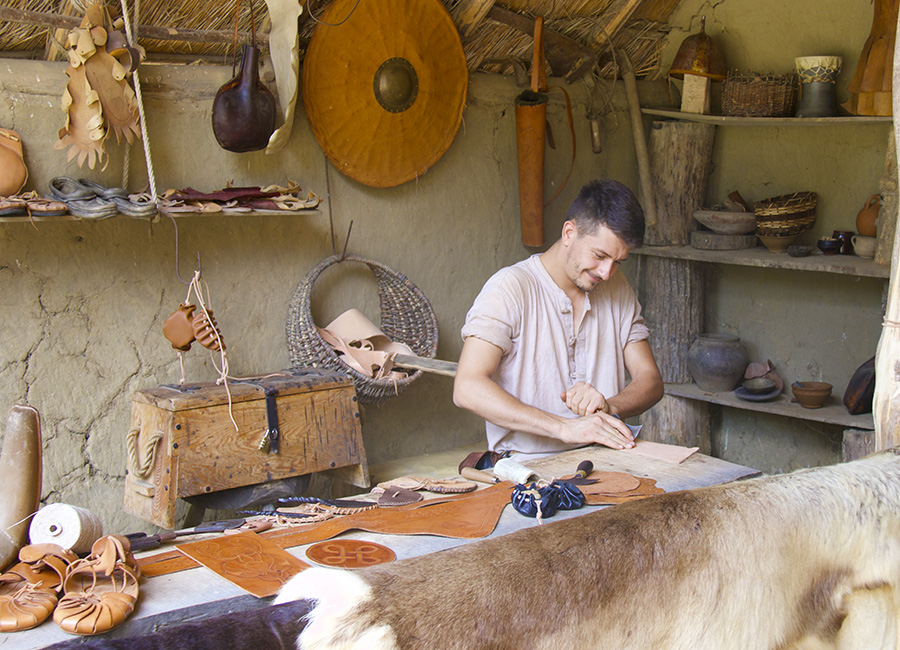 L'artisan qui travaille le cuir du Village Gaulois