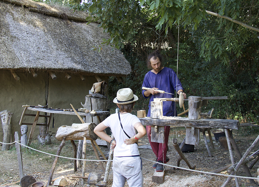 Démonstrations d'artisanat gaulois au village gaulois